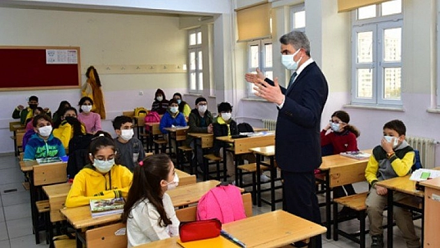 Vali okulları denetledi
