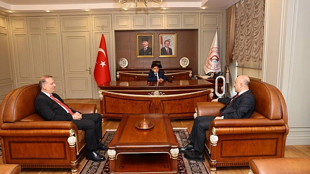 Vali Varol koltuğunu minik Özgür'e devretti