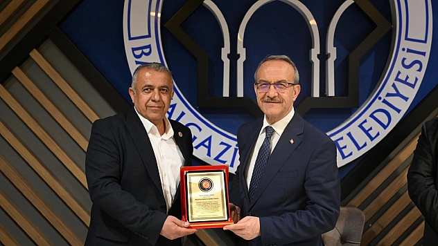 Vali Yavuz'a muhtarlardan ödül