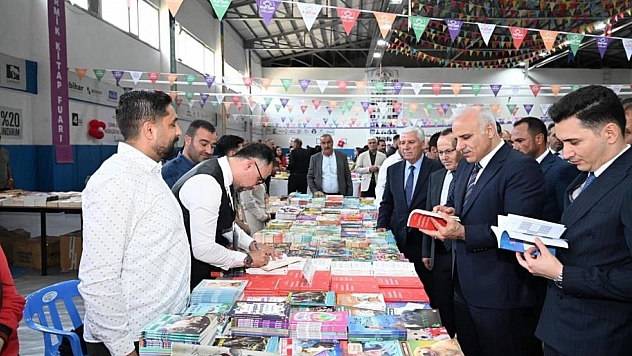 Vali Zorluoğlu, kitap fuarını ziyaret etti