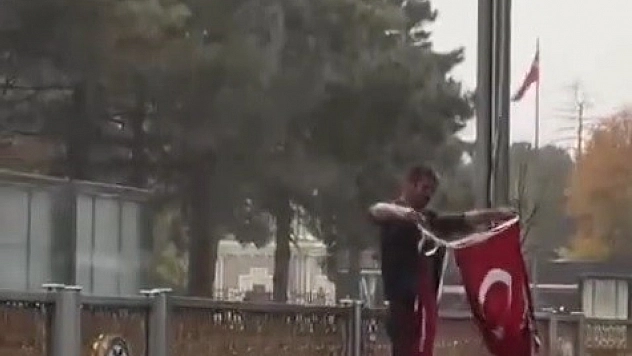 Vatandaşın bayrak hassasiyeti duygulandırdı