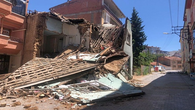 Vatandaşın üzerine yıkılsın diye mi bekletiliyor?