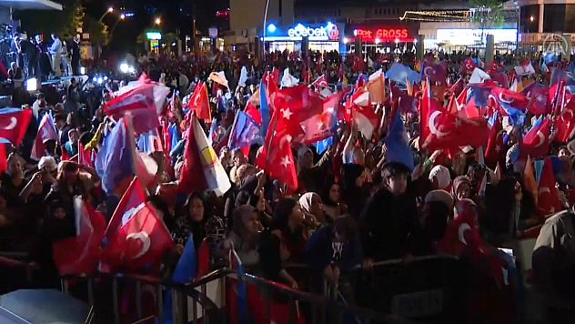 Vatandaşlar genel merkez önünde