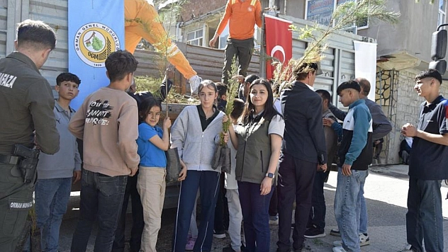 Vatandaşlara bin 500 adet fidan dağıtıldı