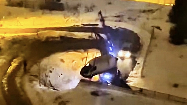 Vinçle kurtarma sırasında halat koptu: Minibüs metrelerce yüksekten düştü