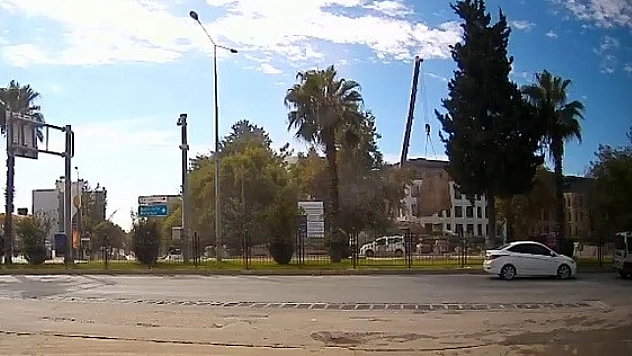 Vinçten düşen beton blok korkuttu