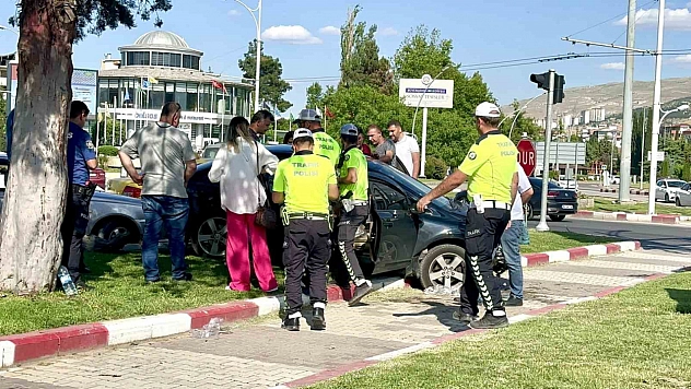 Virajı alamadı refüje çıktı