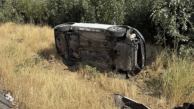 Virajı alamayan otomobil devrildi