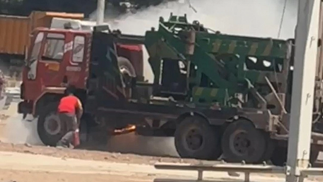 Park halindeki otomobil alev aldı