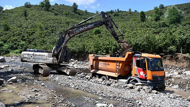 Yağış sonrası oluşan hasarın izleri siliniyor