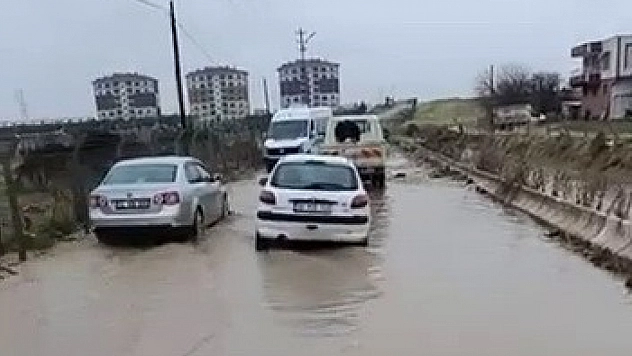 Yağışın ardından yol adeta göle döndü