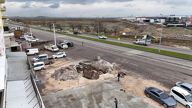 Yağışlarla genişleyen dev çukur sürücüler için tehlike saçıyor