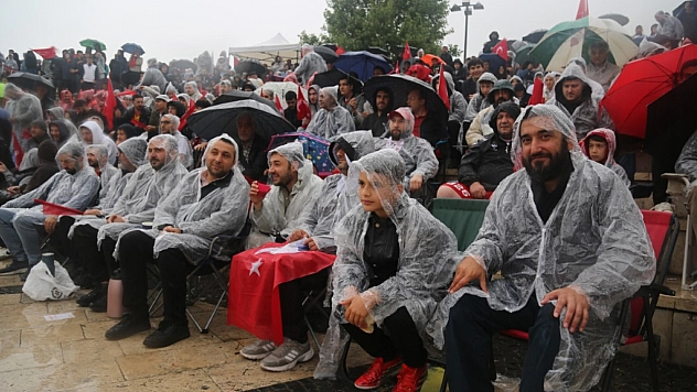 Yağmurun altında milli maç heyecanı