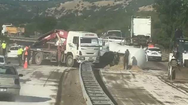 Malatya-Adıyaman yolunda yakıt tankeri devrildi: Facianın eşiğinden dönüldü
