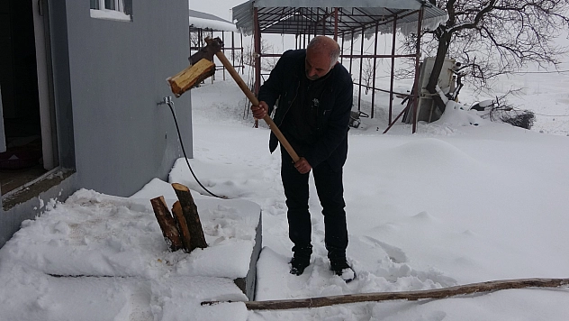 Yaklaşık 2 bin nüfuslu köyde kışın sadece bir aile yaşıyor