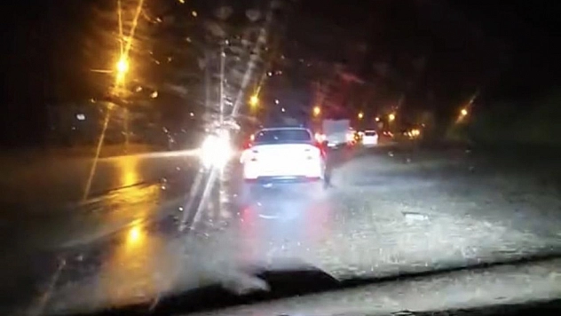 Yamaçtan kopan taşlar yolu kapattı