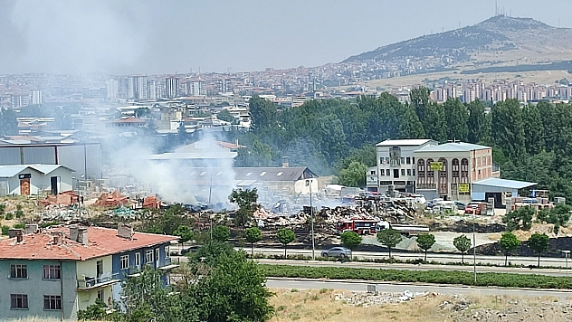 Yangın fayans deposunu küle çevirdi
