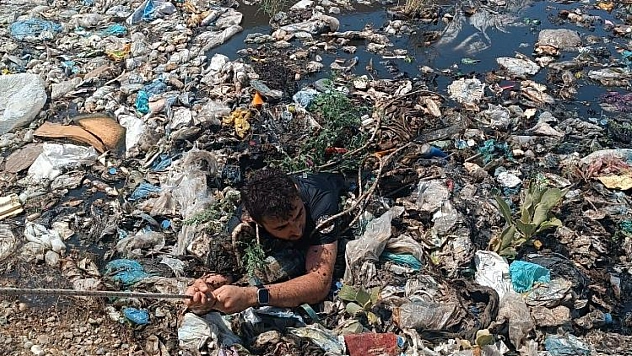 Yangına müdahale eden itfaiyeci bataklığa saplandı