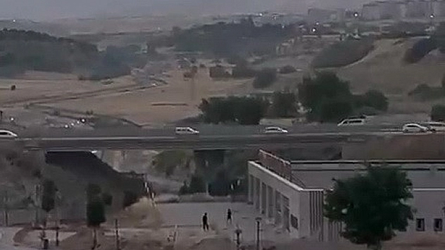 Yapıların camlarını taşlayarak kırdılar