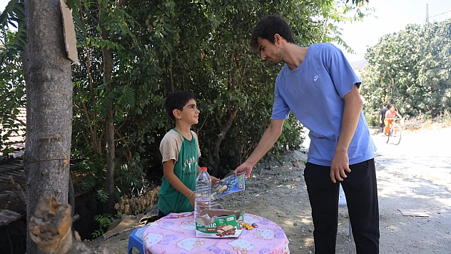 Yaşı küçük diye sanayiye alınmayan çocuk, su satarak bisiklet parasını biriktiriyor