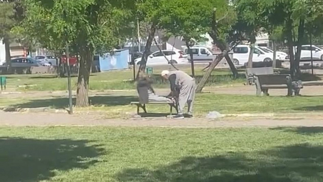 Yaşlarına aldırış etmeden bankta mekik çektiler