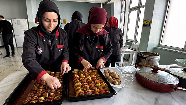 Yaşlı ve hastalara iftar sofraları hazırlıyorlar