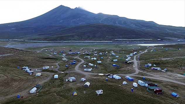 Yaz aylarında serinlemek için Erciyes'e çıkıyorlar