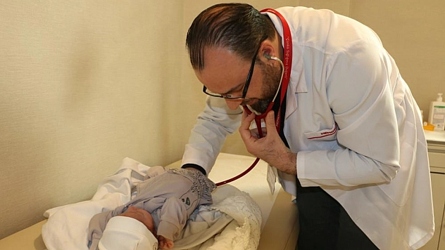 Yemek borusu kapalı doğan bebek ameliyatla sağlığına kavuştu