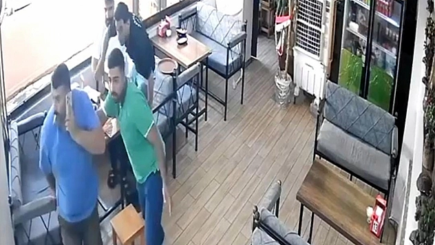 Yemek yerken depreme yakalandı: Çoraplarıyla sokağa fırladı