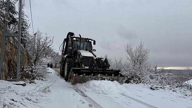 Yeşilyurt'ta belediye ekipleri kar mesaisinde