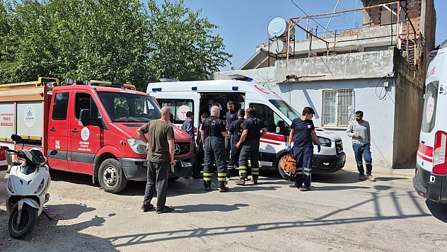 Yıkmaya çalıştığı ev üzerine çöktü: 1 yaralı