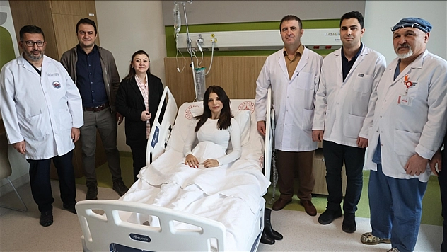 Yıllarca ağrı çekti, Kendi böbreği kendisine nakledildi