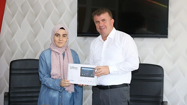 YKS'de Türkiye derecesi yapan öğrenciyi tebrik etti