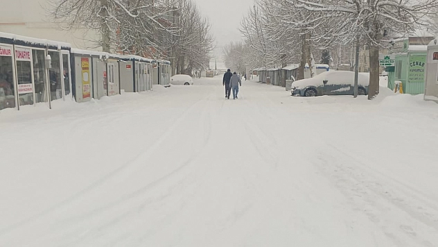Yoğun kar nedeniyle araçlar saatlerce mahsur kaldı