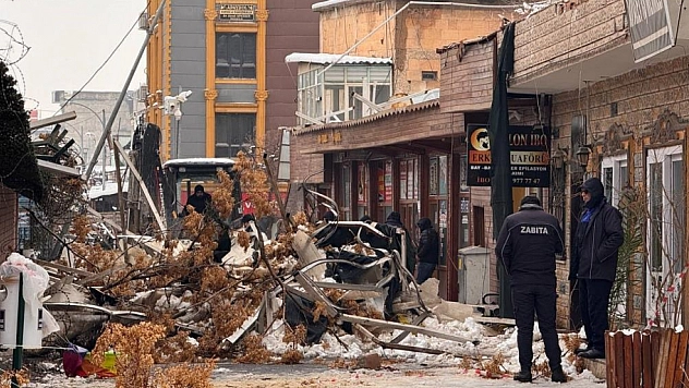 Yoğun kar yağışı nedeniyle çöktü