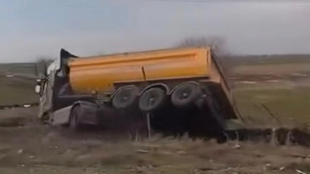 Yol kenarına devrilen kamyonun sürücüsü yaralandı