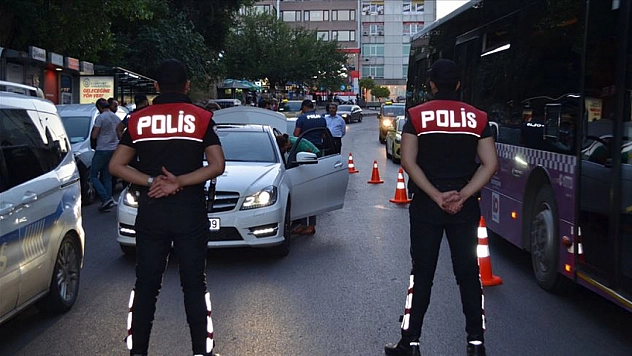 Yol kontrolünde yakayı ele verdi! Araçtan ruhsatsız silah çıktı