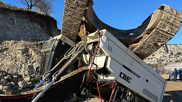 Yol yapım çalışmasında iş makinesi devrildi