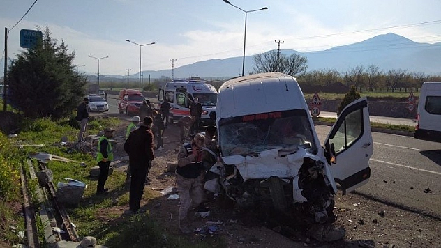 Bariyerlere çarptı 8 yaralı