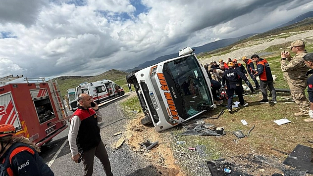 Yolcu otobüsü devrildi: 1 ölü, 13 yaralı