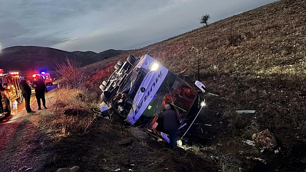 Yolcu otobüsü devrildi: 2 ölü, 21 yaralı