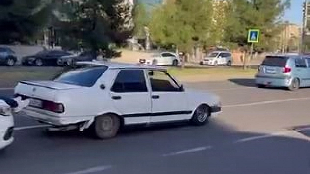 Yolda kalan Fiat Tofaş'ı başka araçla ittirdiler