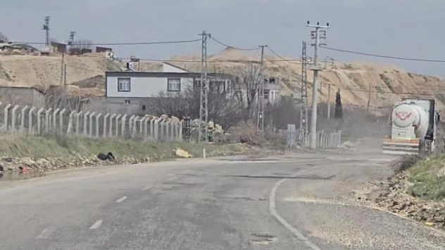 Yoldaki çukurlar sürücülere zor anlar yaşattı