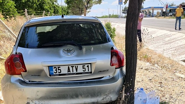 Otomobil ağaca çarptı
