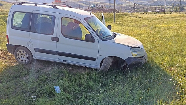 Yoldan çıkıp tarlaya girdi