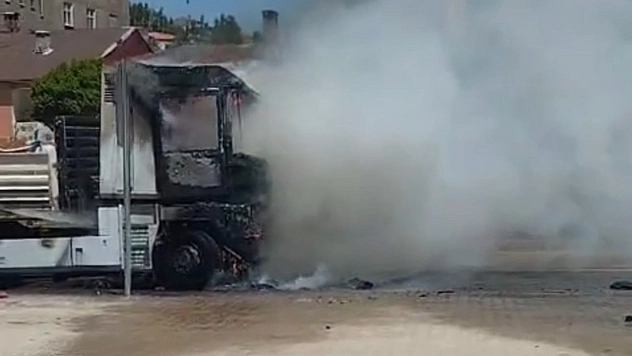 Yüksekova'da seyir halindeki tır alev alev yandı