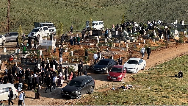 Yüksekova'da vatandaşlar bayram namazı sonrası mezarlıklara akın etti
