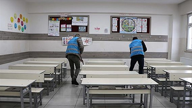 Yükümlüler yarıyıl tatilinde okul temizledi