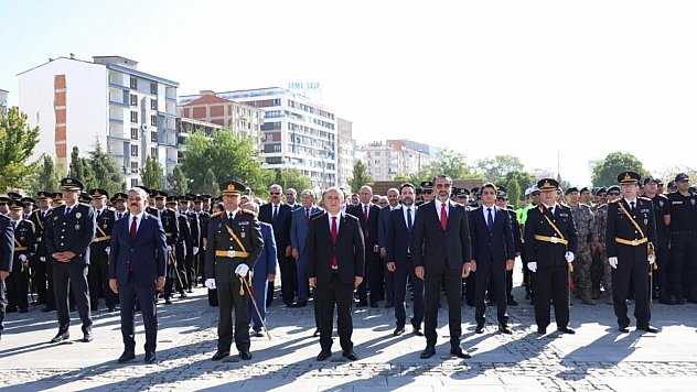 Zafer Bayramı kutlamaları çelenk sunumu ile başladı