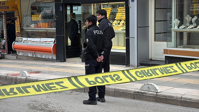 1 kişinin ağır yaralandığı silahlı kavga güvenlik kamerasında